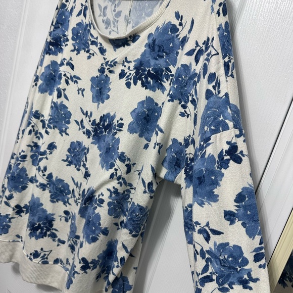 Time and Tru Blue Floral Knit Top - Picture 3 of 4